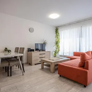 https://spacious-terrace-apartment-with-free-private-parking.praguehotelsweb.com